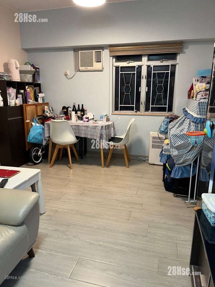 living room: Tsuen King Garden Sell 2 Bedrooms , 1 Bathroom 408 ft²