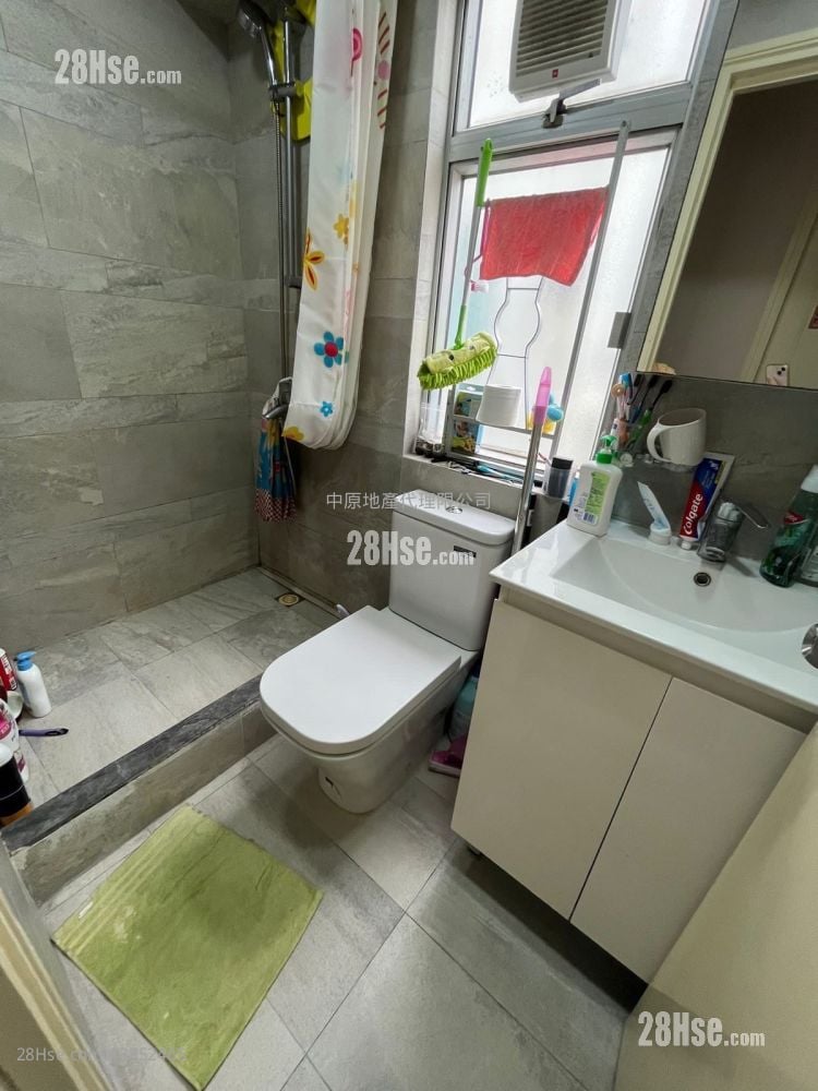 bathroom: Tsuen King Garden Sell 2 Bedrooms , 1 Bathroom 408 ft²
