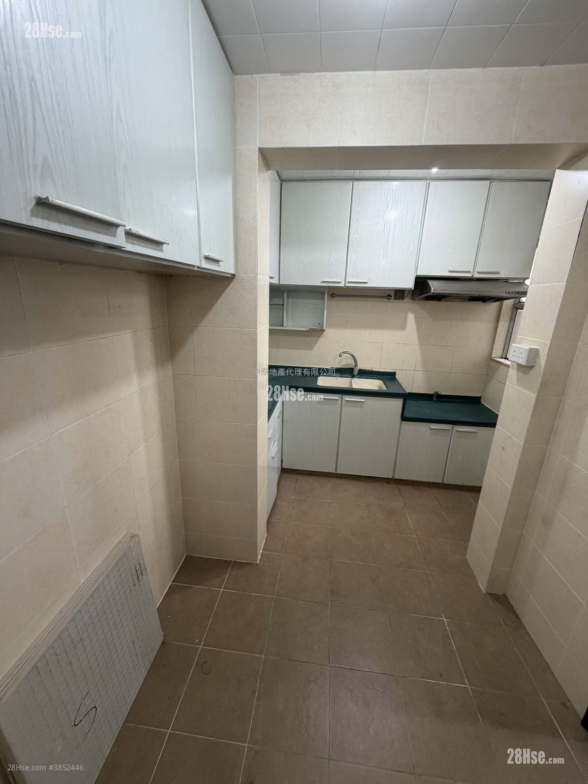 Yu Tung Court Sell 3 Bedrooms 646 ft²