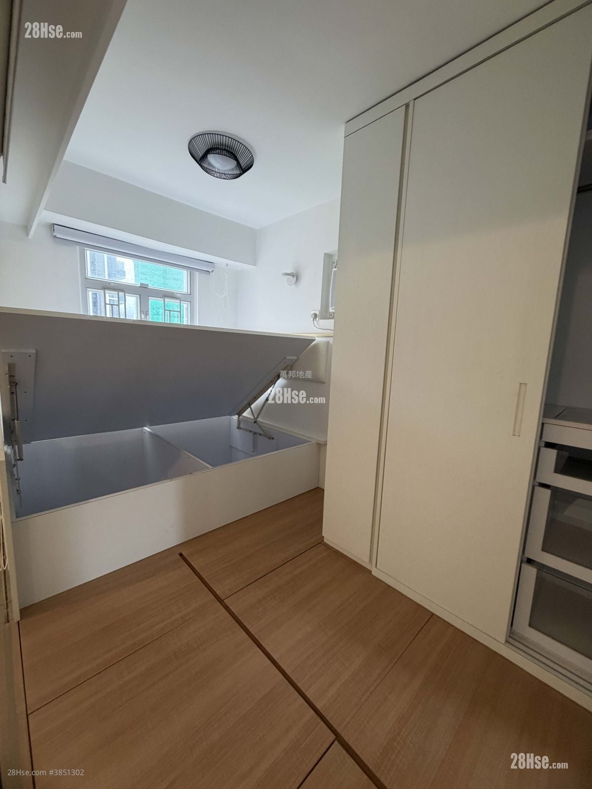 Hung Fook Court Sell 2 Bedrooms , 1 Bathroom 300 ft²