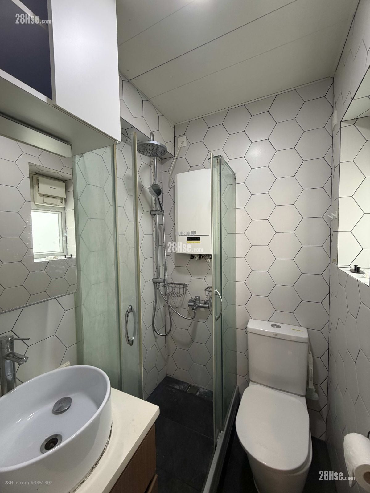 Hung Fook Court Sell 2 Bedrooms , 1 Bathroom 300 ft²