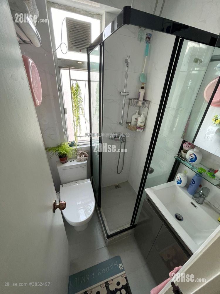 Hung Kwong Building Sell 2 Bedrooms , 1 Bathroom 412 ft²
