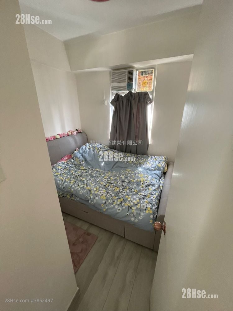 Hung Kwong Building Sell 2 Bedrooms , 1 Bathroom 412 ft²
