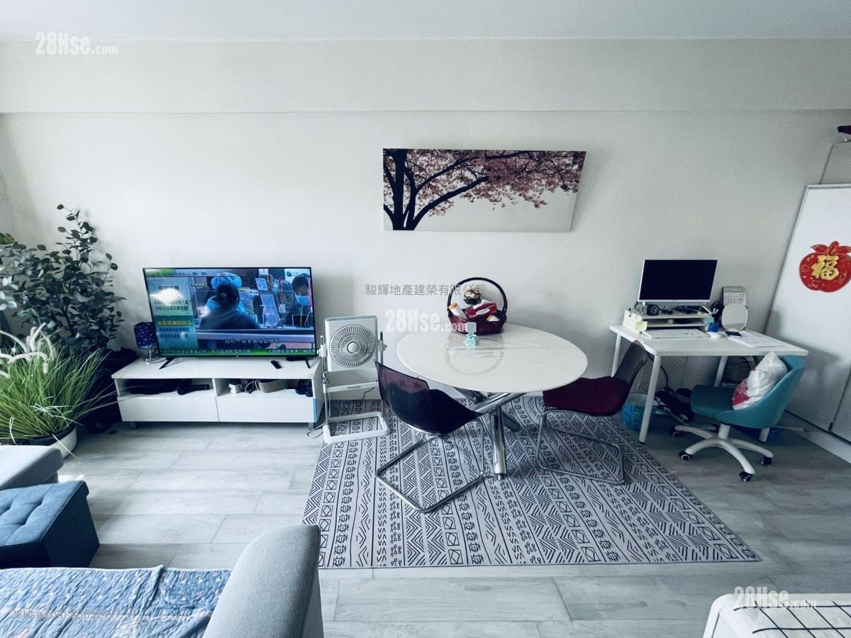 Hung Kwong Building Sell 2 Bedrooms , 1 Bathroom 412 ft²