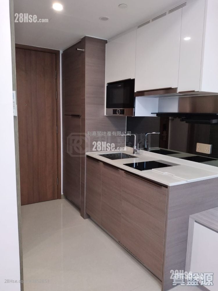 Aurora Sell Studio 218 ft²