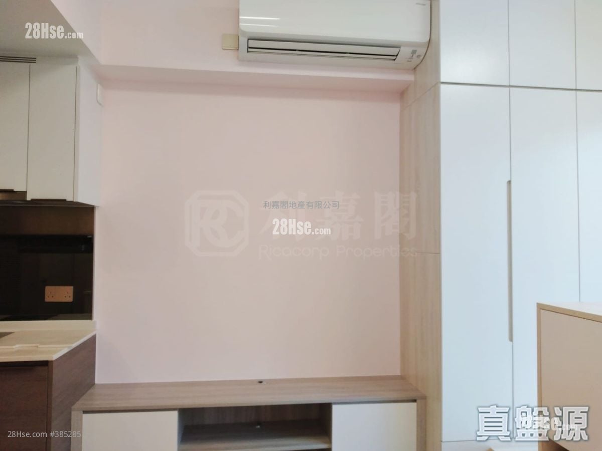 Aurora Sell Studio 218 ft²