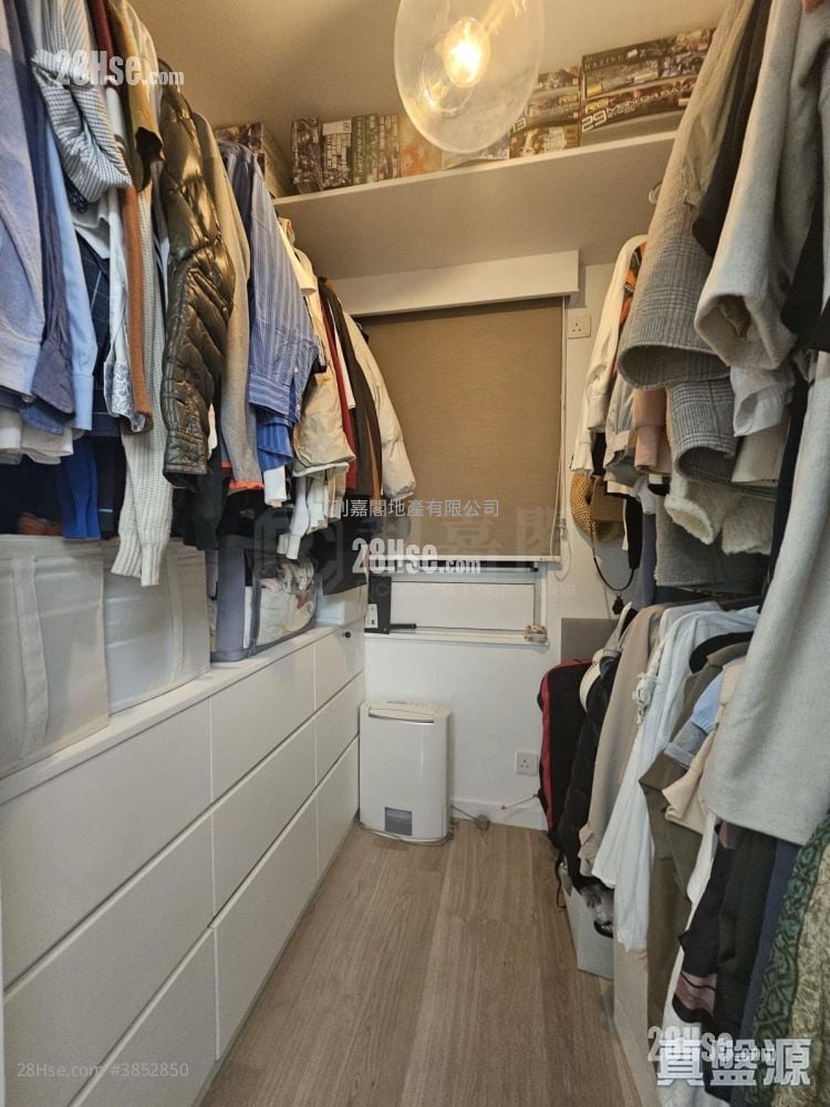 King Fai Court Sell 2 Bedrooms 400 ft²