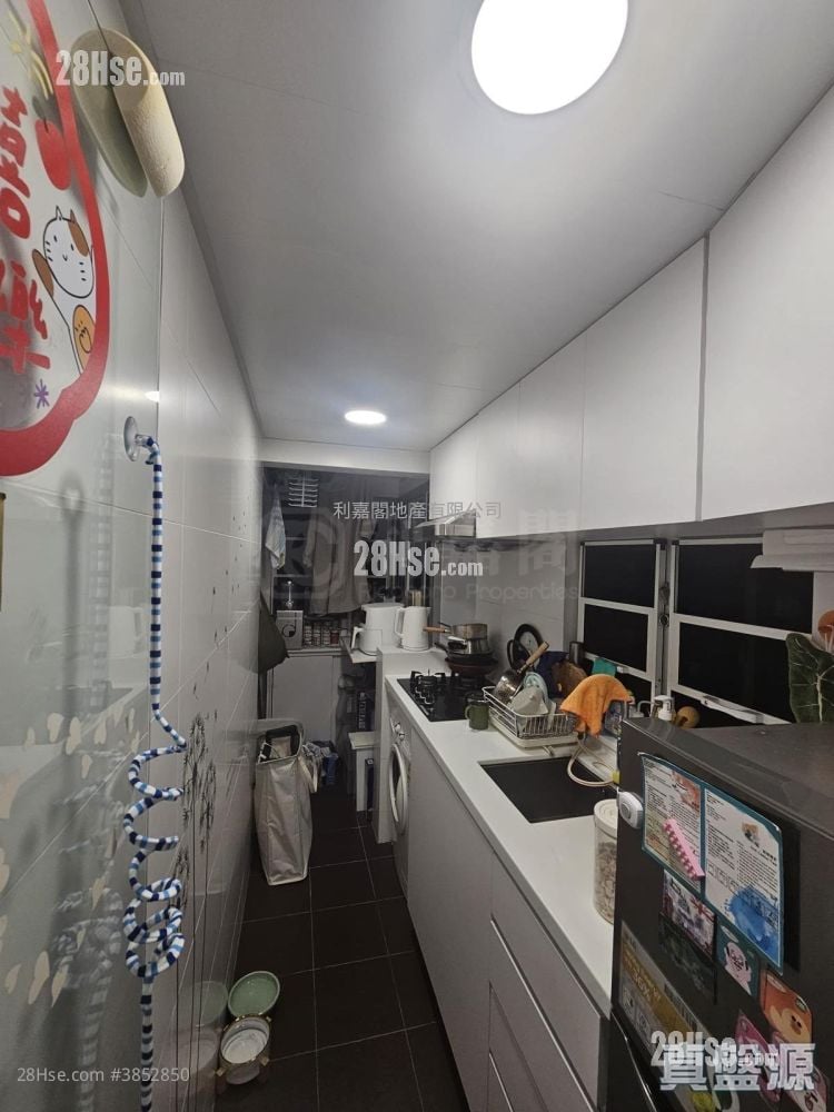 King Fai Court Sell 2 Bedrooms 400 ft²