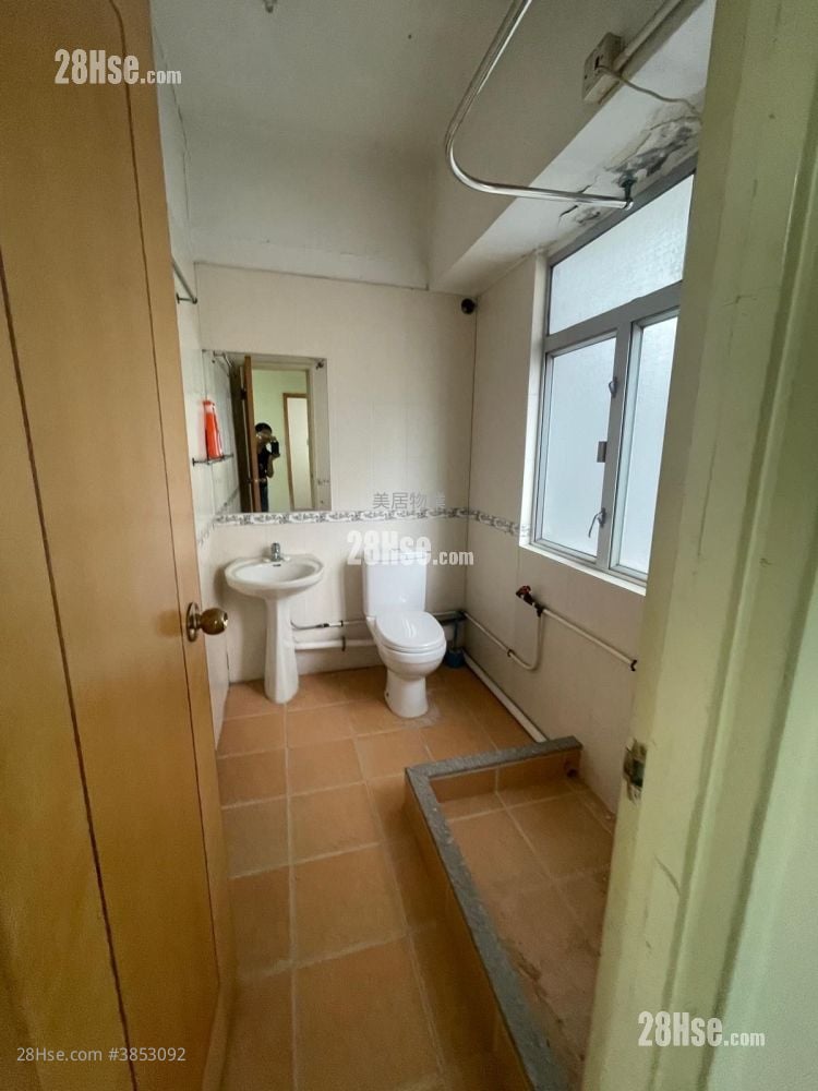 Fuk Keung Industrial Building Sell 2 Bedrooms , 1 Toilet 1,300 ft²