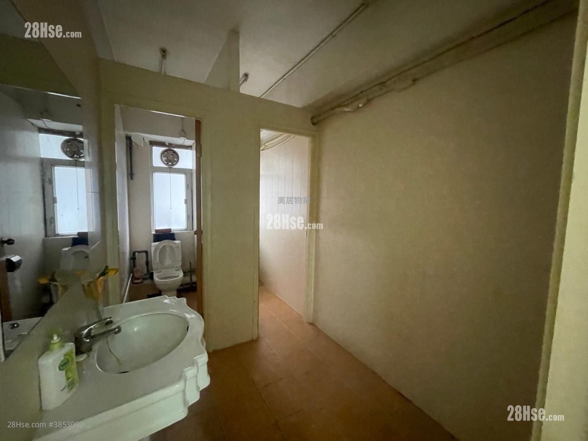 Fuk Keung Industrial Building Sell 2 Bedrooms , 1 Toilet 1,300 ft²