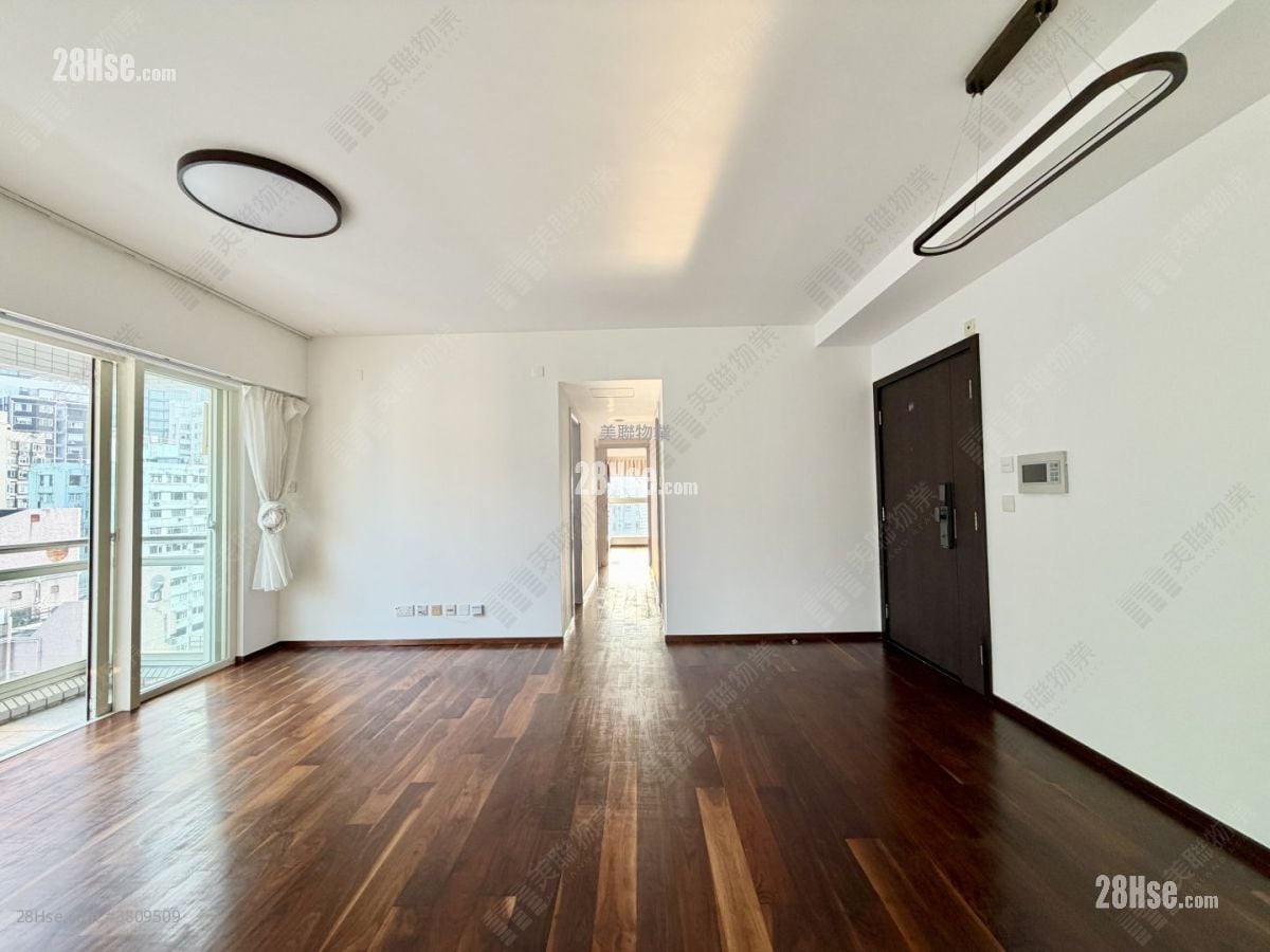 Centre Stage Sell 3 Bedrooms , 2 Bathrooms 910 ft²