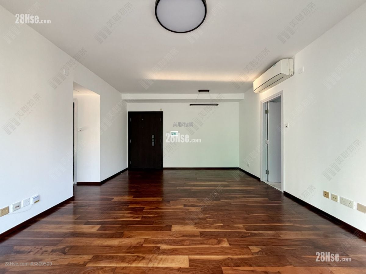 Centre Stage Sell 3 Bedrooms , 2 Bathrooms 910 ft²