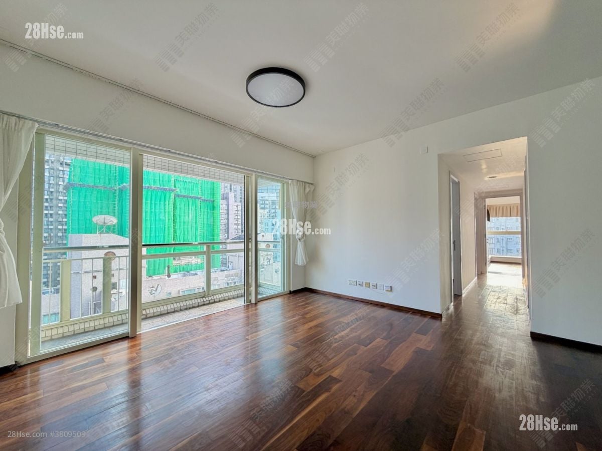 Centre Stage Sell 3 Bedrooms , 2 Bathrooms 910 ft²
