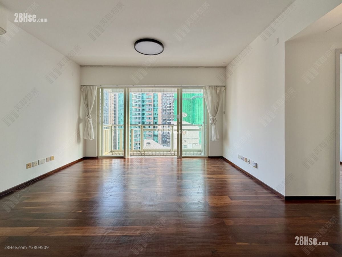 Centre Stage Sell 3 Bedrooms , 2 Bathrooms 910 ft²