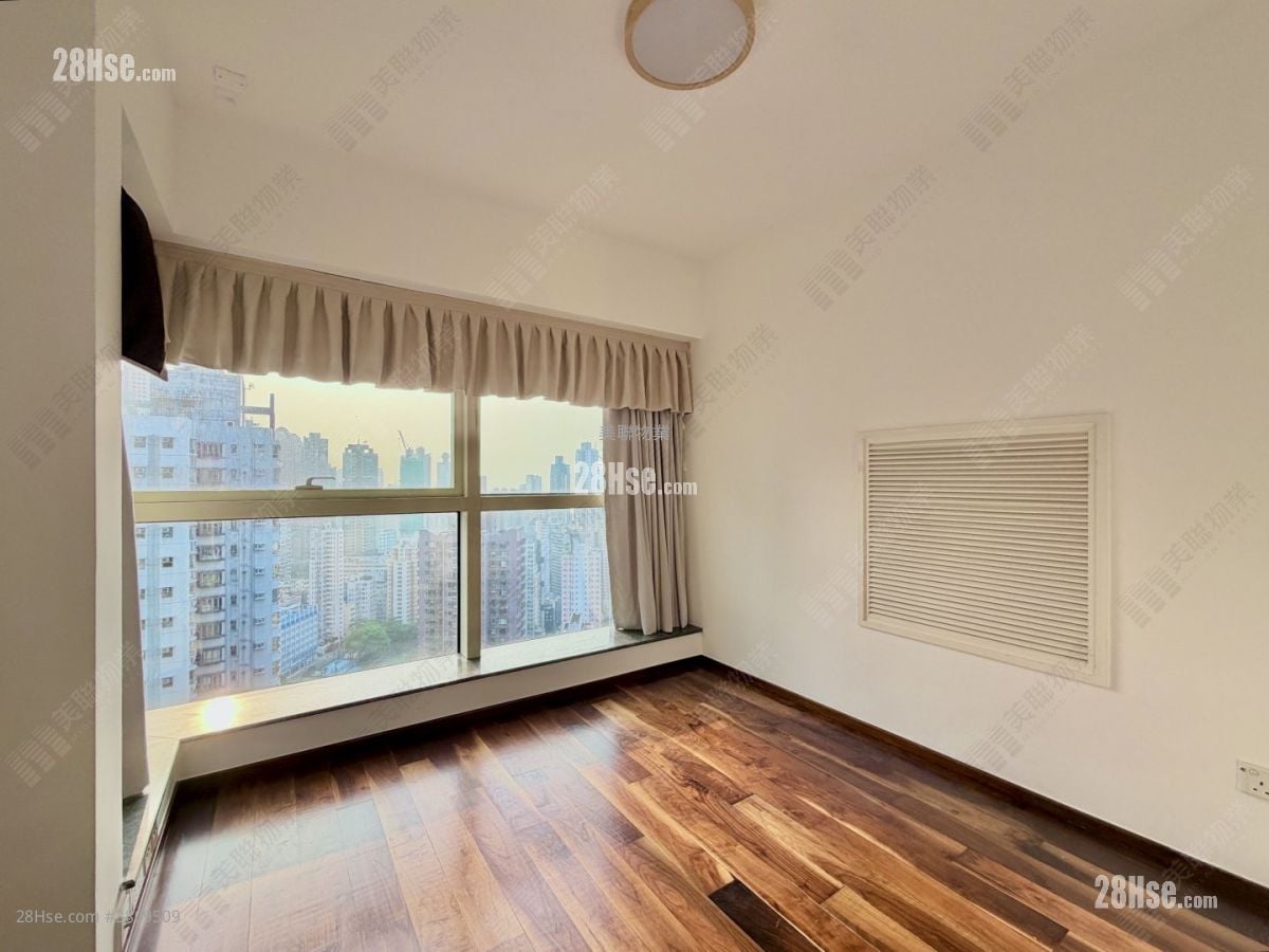 Centre Stage Sell 3 Bedrooms , 2 Bathrooms 910 ft²
