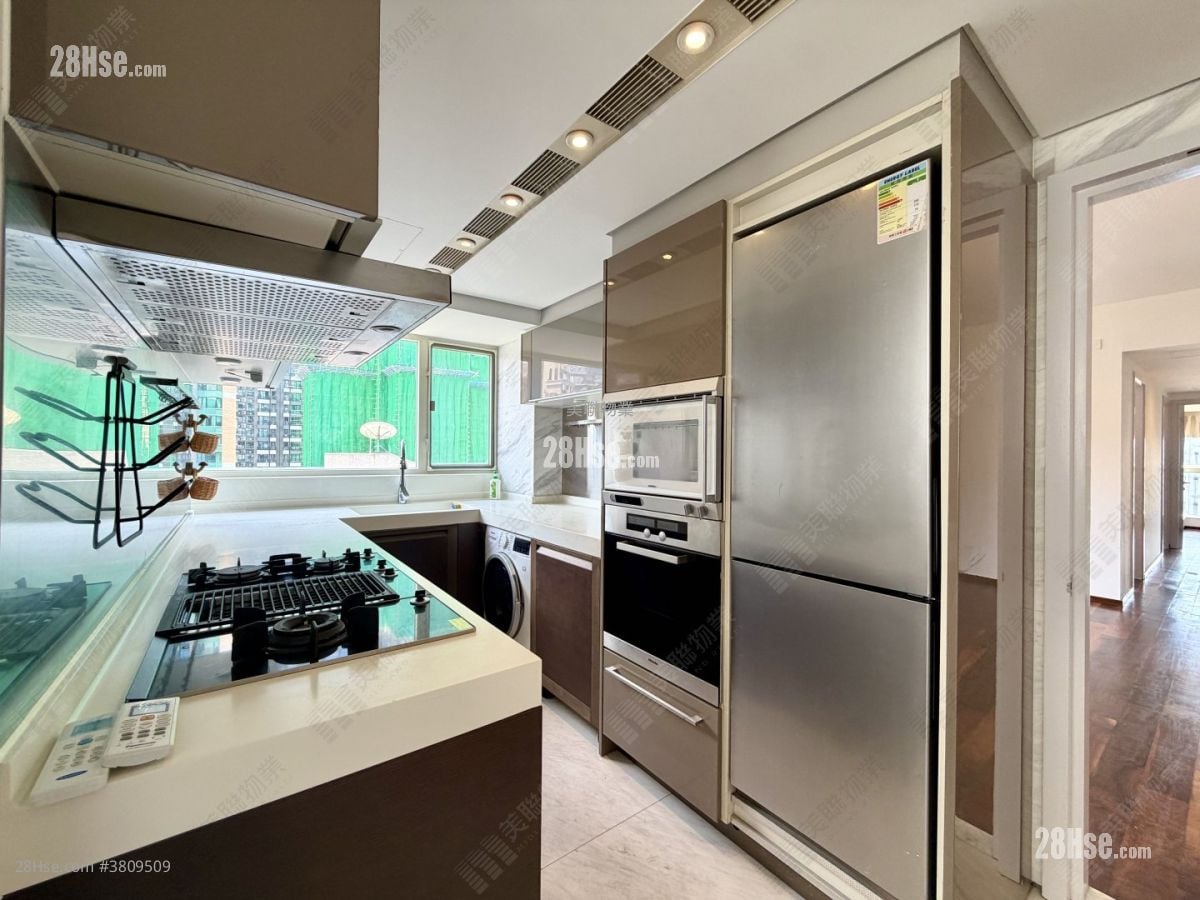 Centre Stage Sell 3 Bedrooms , 2 Bathrooms 910 ft²