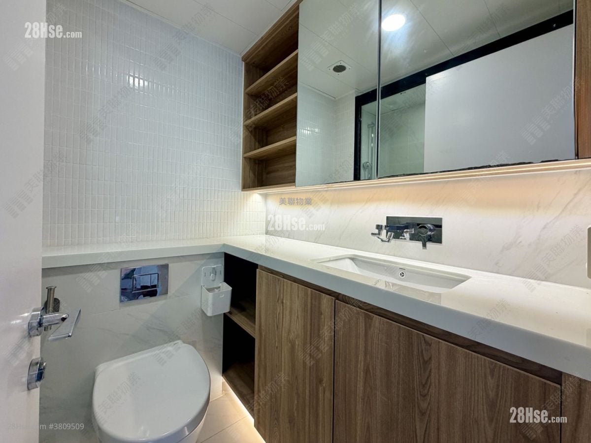 Centre Stage Sell 3 Bedrooms , 2 Bathrooms 910 ft²