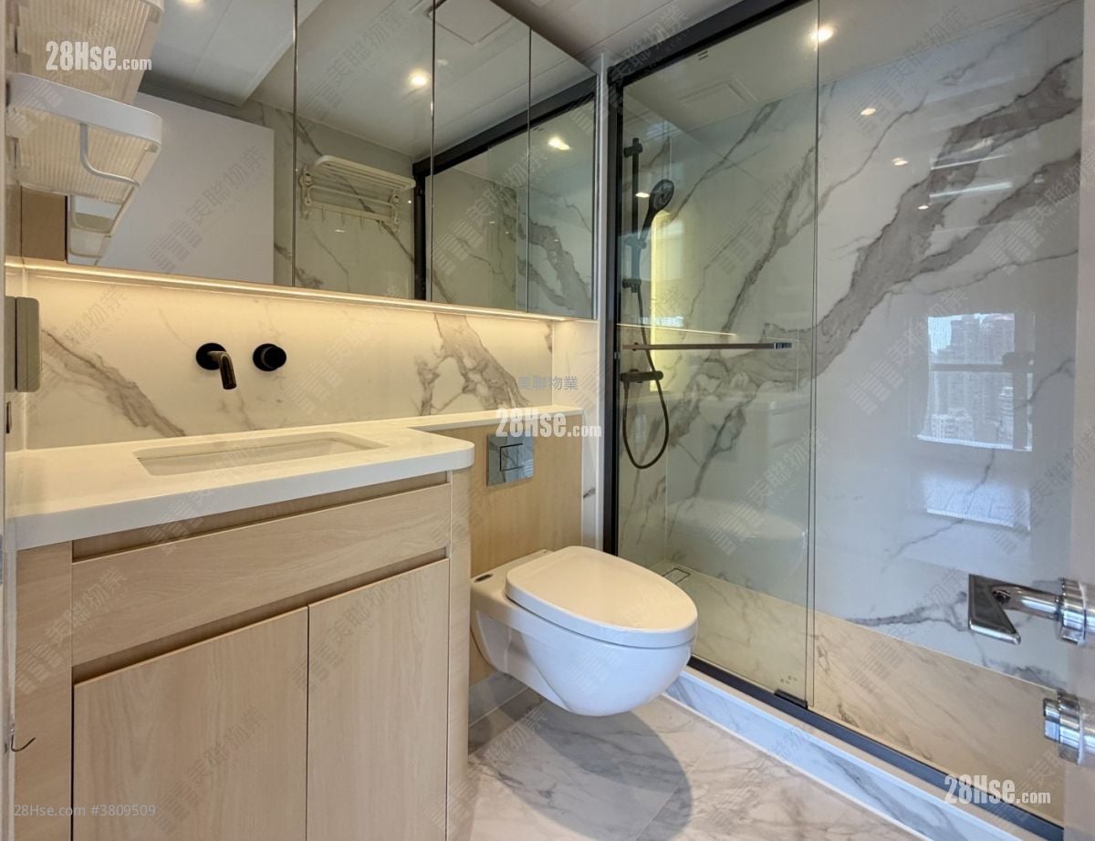 Centre Stage Sell 3 Bedrooms , 2 Bathrooms 910 ft²