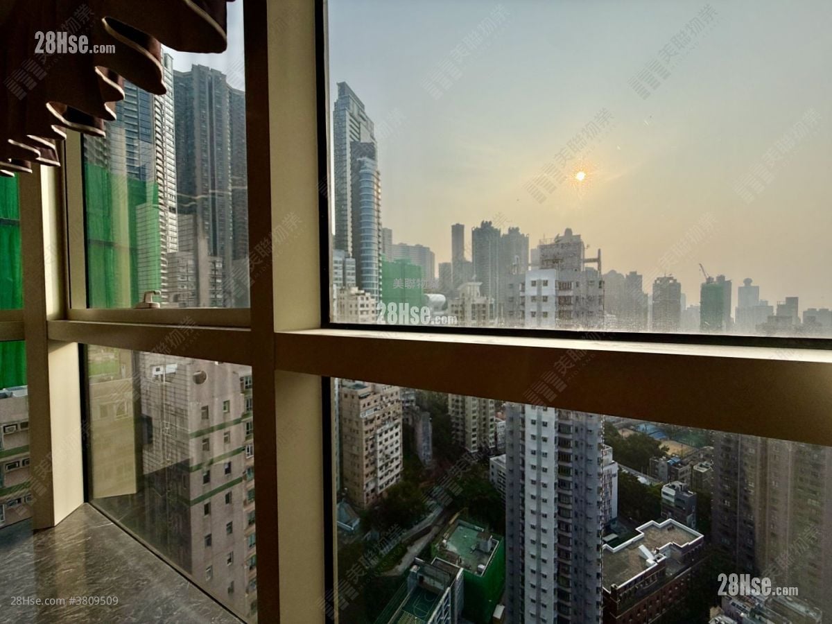 Centre Stage Sell 3 Bedrooms , 2 Bathrooms 910 ft²