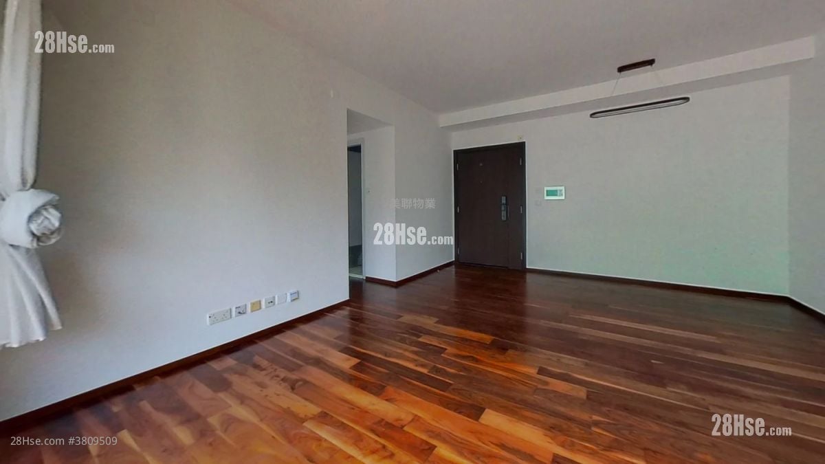 Centre Stage Sell 3 Bedrooms , 2 Bathrooms 910 ft²