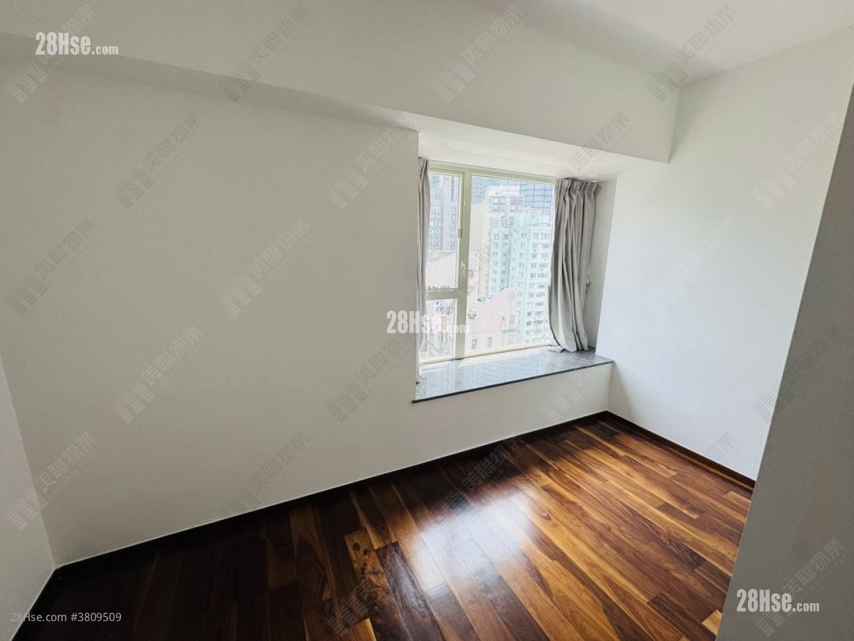 Centre Stage Sell 3 Bedrooms , 2 Bathrooms 910 ft²