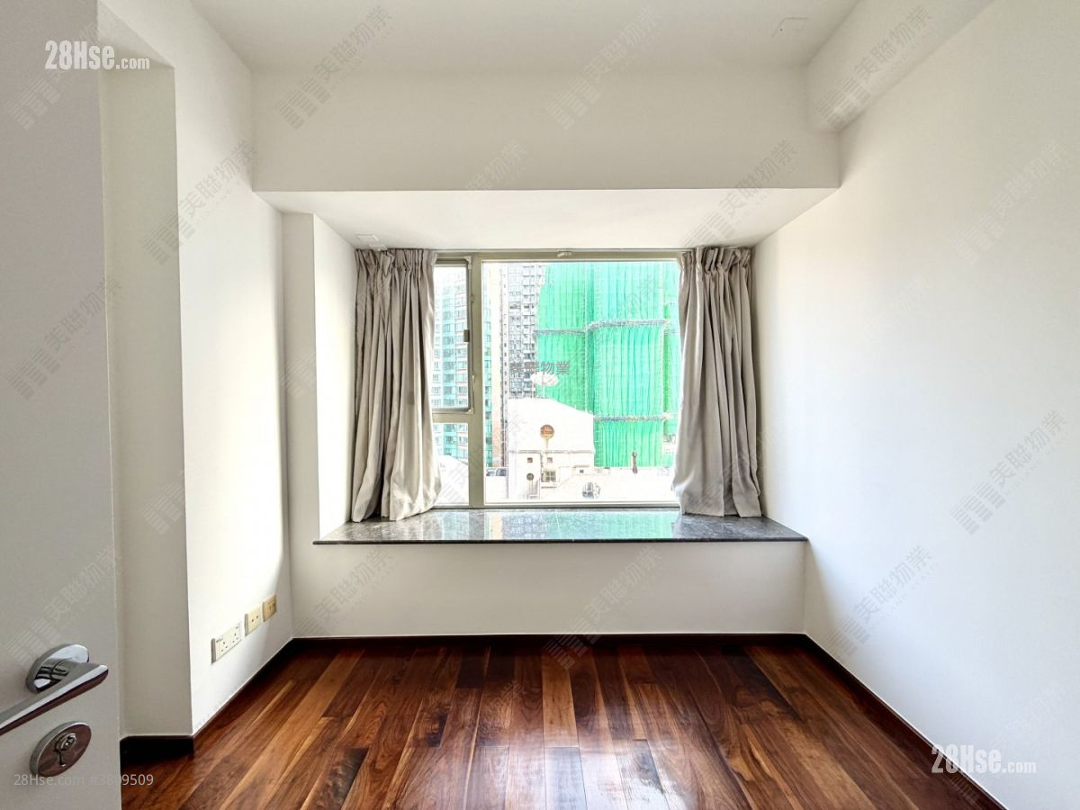 Centre Stage Sell 3 Bedrooms , 2 Bathrooms 910 ft²