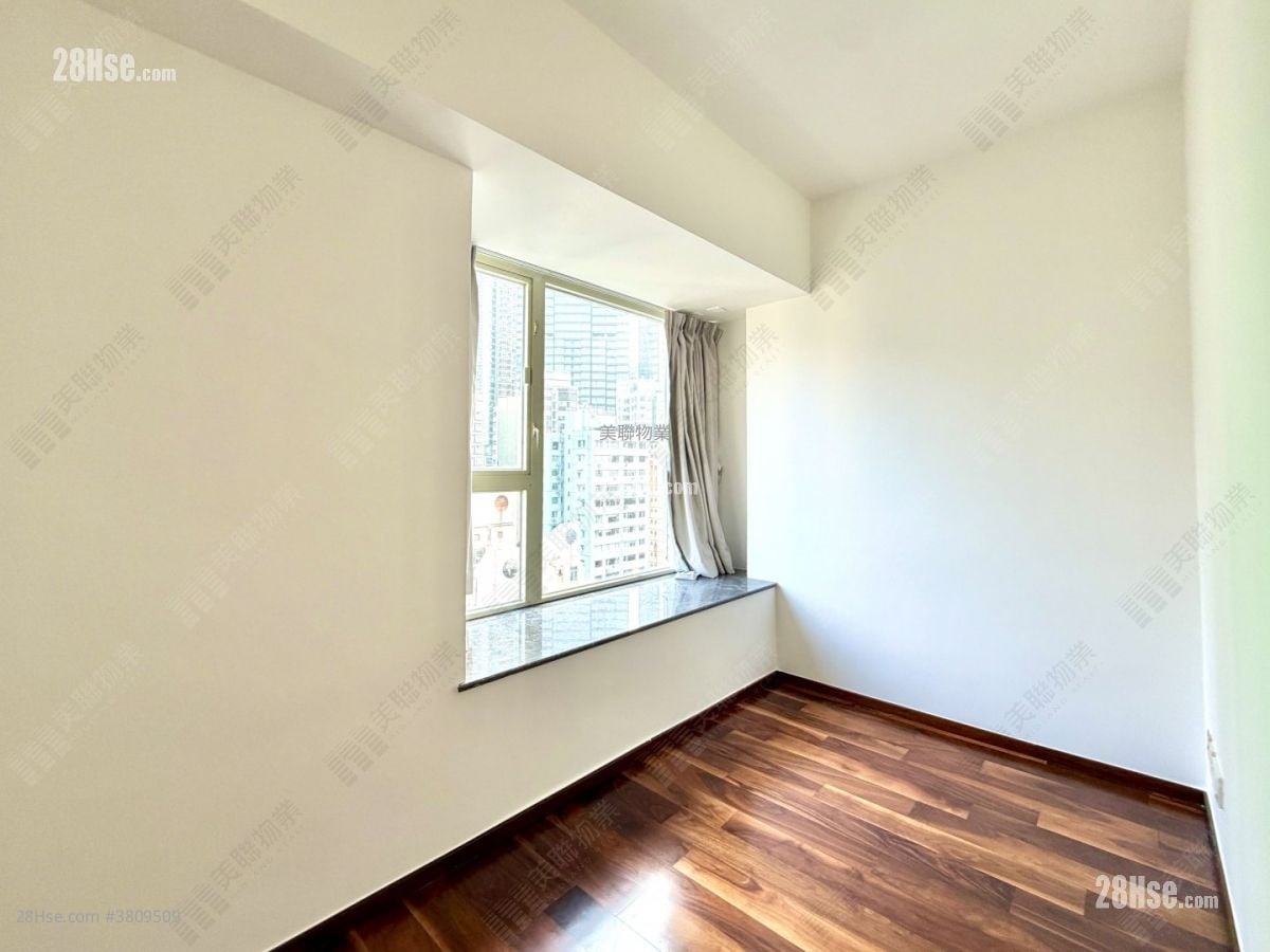 Centre Stage Sell 3 Bedrooms , 2 Bathrooms 910 ft²