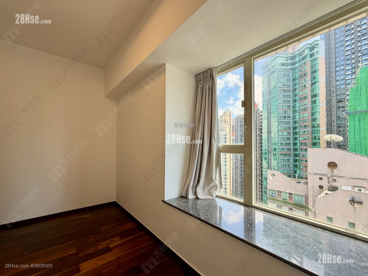 Centre Stage Sell 3 Bedrooms , 2 Bathrooms 910 ft²