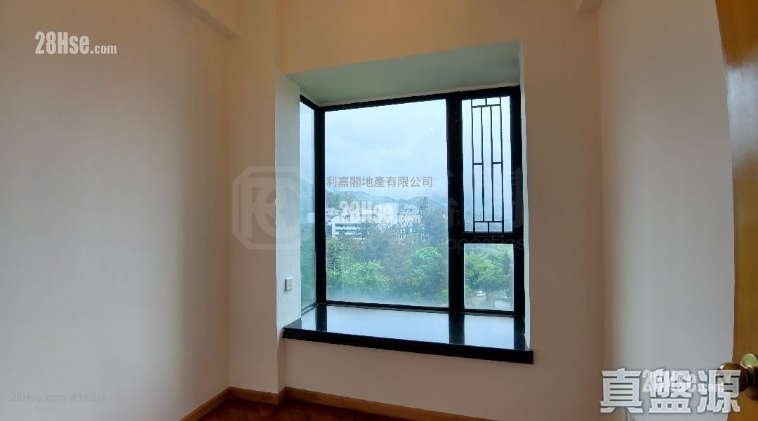 Royal Knoll Sell 4 Bedrooms , 2 Bathrooms 944 ft²