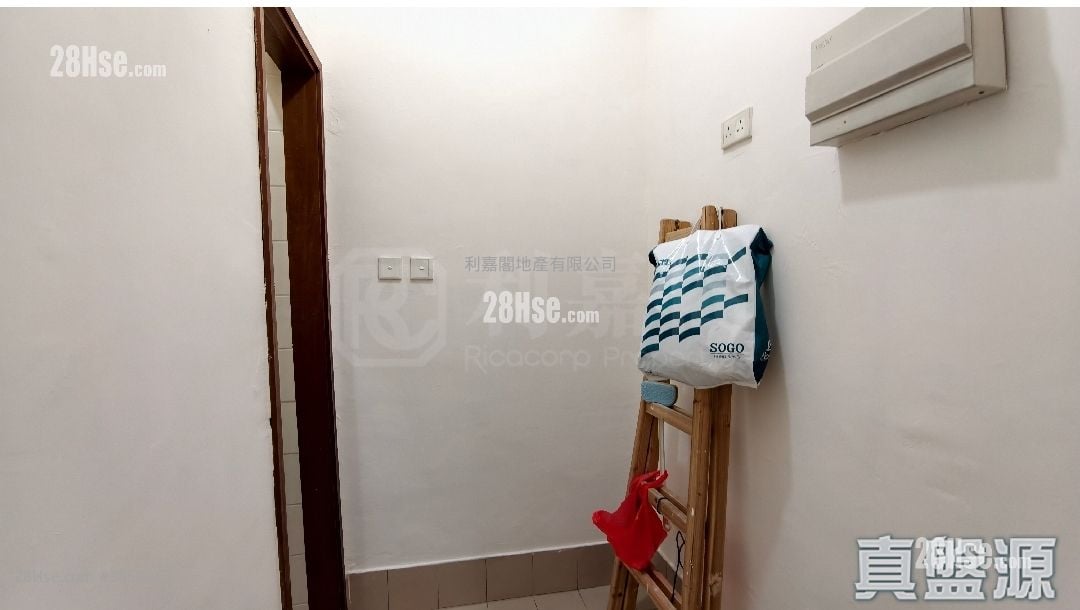Royal Knoll Sell 4 Bedrooms , 2 Bathrooms 944 ft²