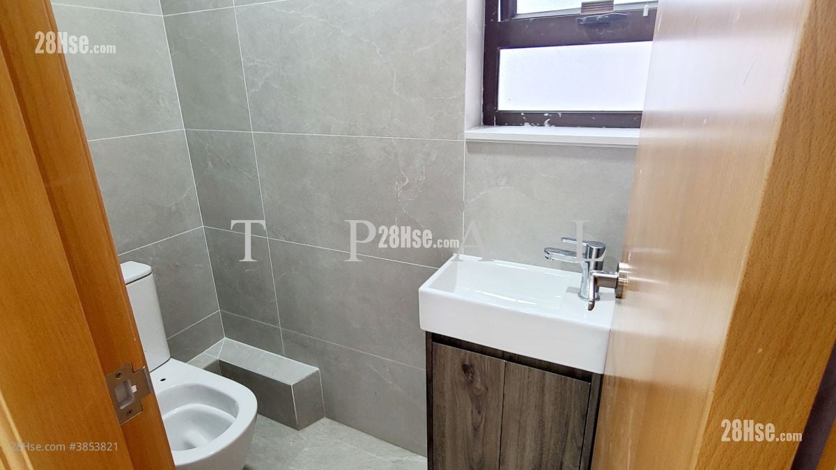 Elegance House Rental 3 Bedrooms , 2 Bathrooms 1,249 ft²