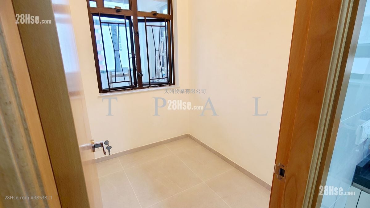 Elegance House Rental 3 Bedrooms , 2 Bathrooms 1,249 ft²