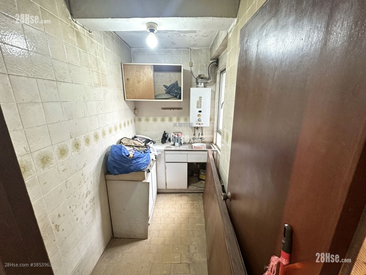 Lucky Plaza Sell 2 Bedrooms 443 ft²