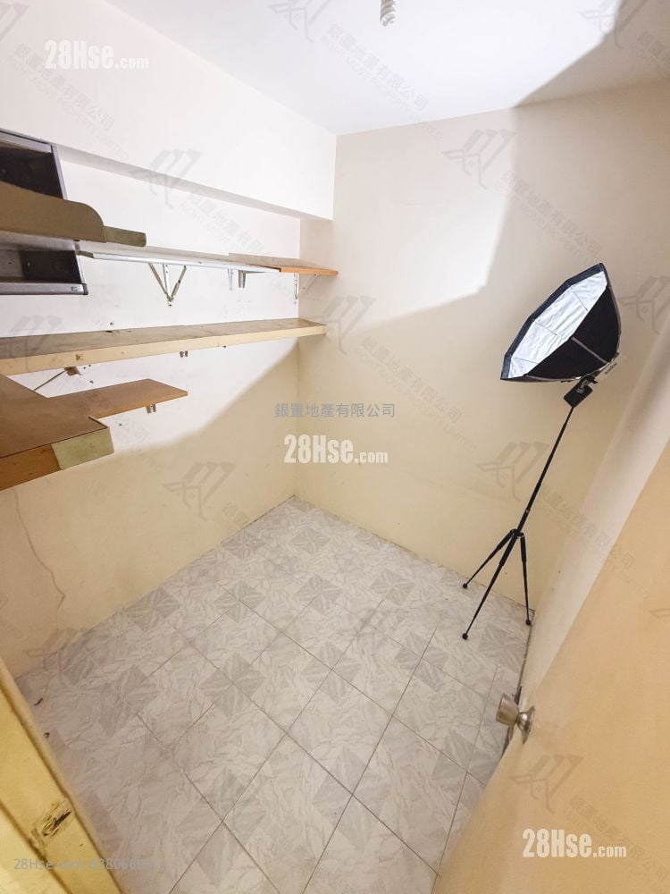 May Shing Court Sell 2 Bedrooms , 1 Bathroom 338 ft²
