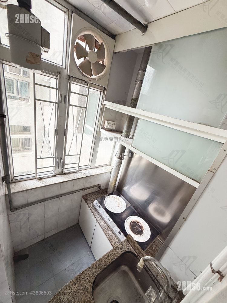 May Shing Court Sell 2 Bedrooms , 1 Bathroom 338 ft²