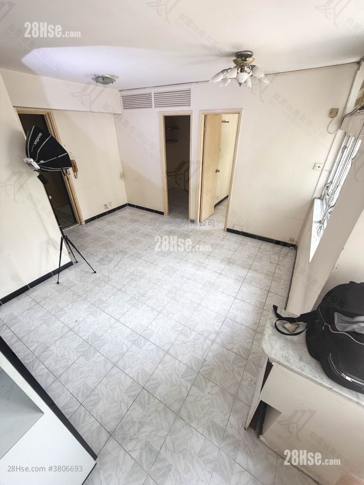May Shing Court Sell 2 Bedrooms , 1 Bathroom 338 ft²