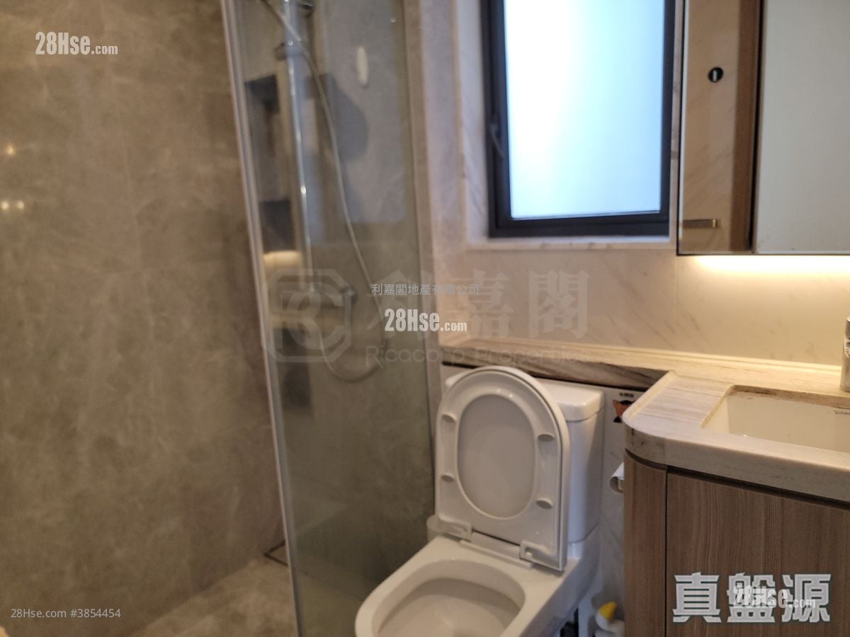 Upper River Bank Rental 3 Bedrooms , 2 Bathrooms 760 ft²
