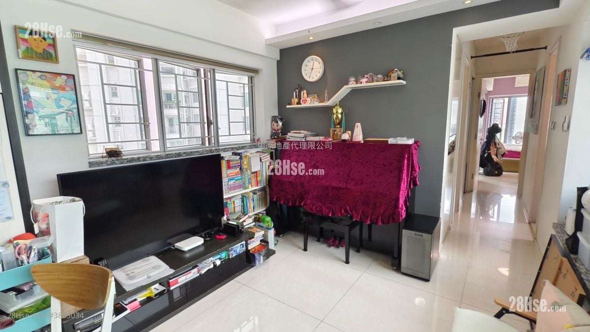 living room: City Point Sell 3 Bedrooms , 2 Bathrooms 722 ft²