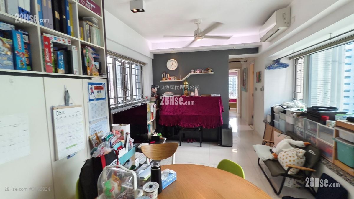 living room: City Point Sell 3 Bedrooms , 2 Bathrooms 722 ft²