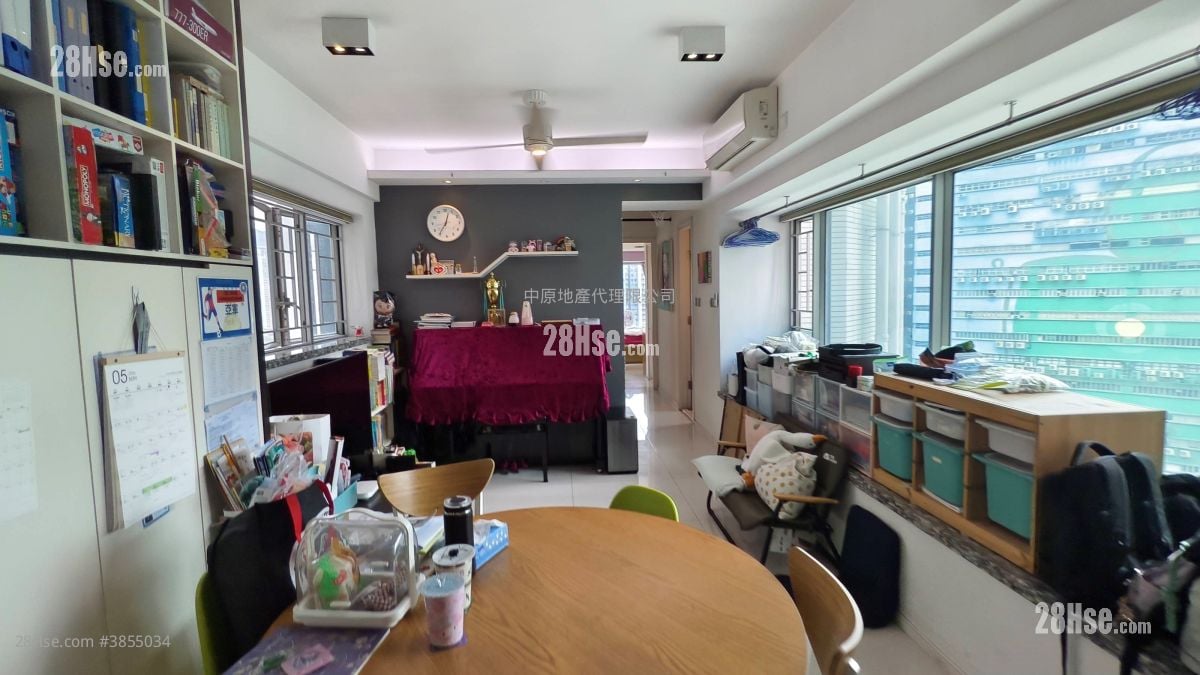 living room: City Point Sell 3 Bedrooms , 2 Bathrooms 722 ft²