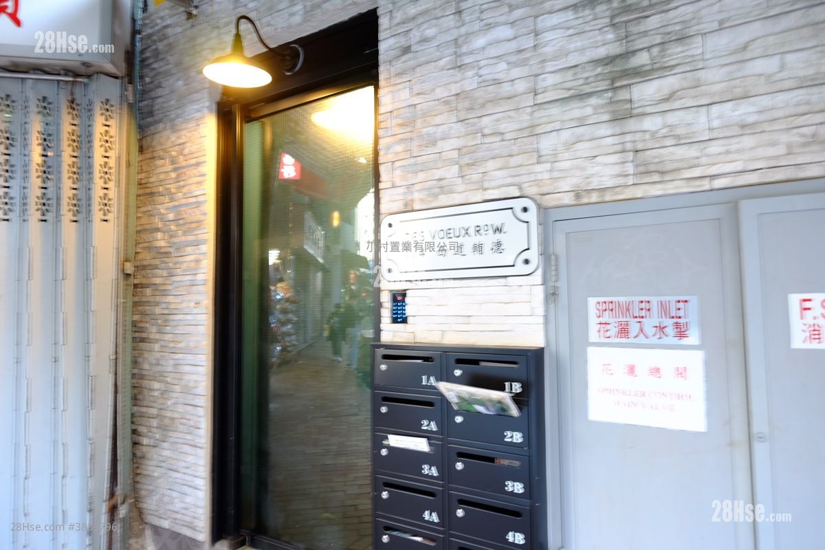 大廈入口: 德輔道西114號 租盤 1 房 , 1 浴室 250 平方呎