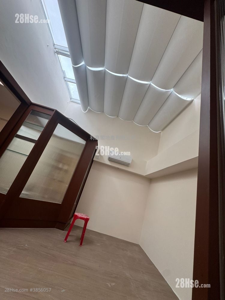 Lift Villa Sell 4 Bedrooms 1,966 ft²