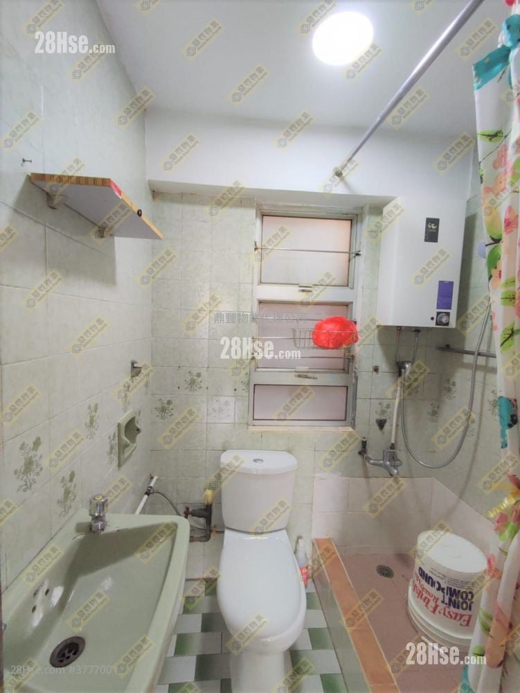 bathroom: Village Rental 2 Bedrooms , 1 Bathroom