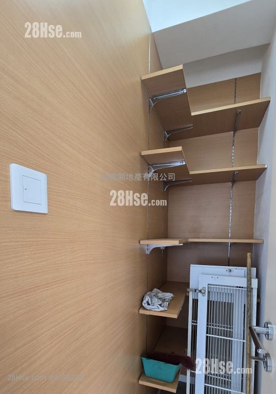 Centrepoint Sell 3 Bedrooms , 2 Bathrooms 743 ft²