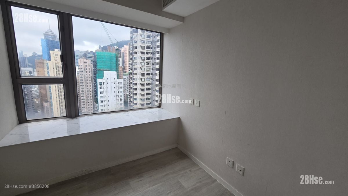 Centrepoint Sell 3 Bedrooms , 2 Bathrooms 743 ft²