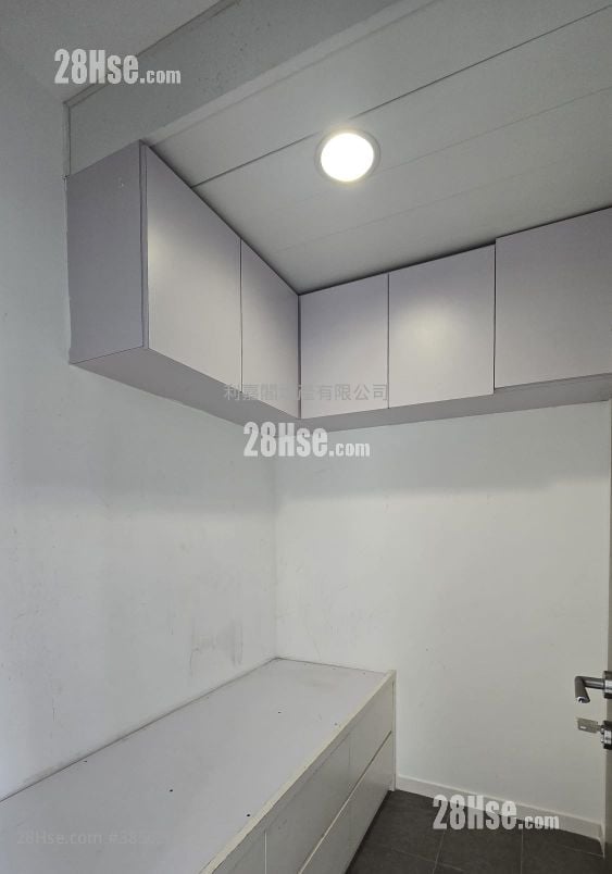 Centrepoint Sell 3 Bedrooms , 2 Bathrooms 743 ft²