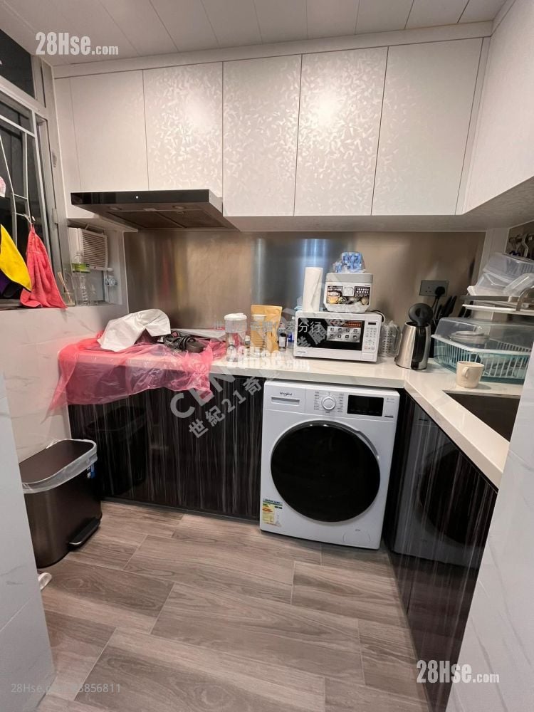 Kam Fung Court Sell 3 Bedrooms , 1 Bathroom 604 ft²