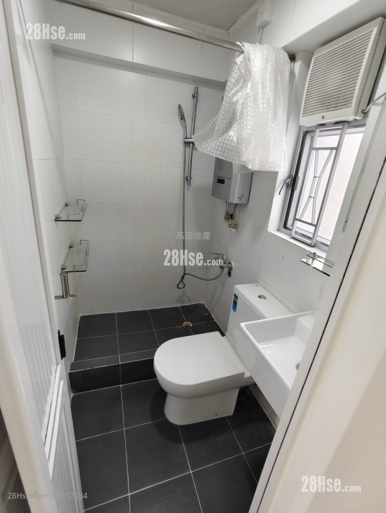 Hand Wai Court Sell 2 Bedrooms , 1 Bathroom 299 ft²