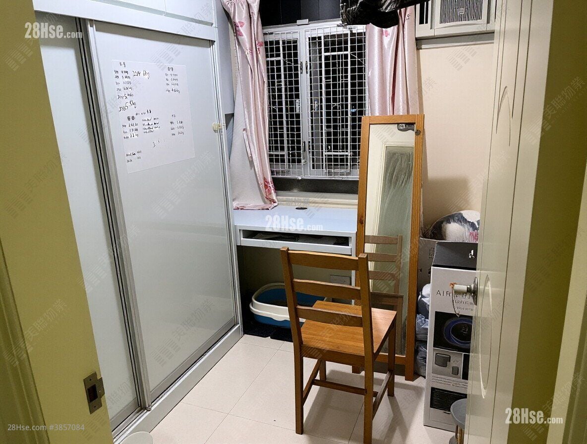 睡房 2: 翠珊園 售盤 2 房 , 1 浴室 383 平方呎