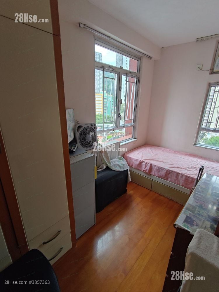 Hong Tin Court Sell 3 Bedrooms , 1 Bathroom 531 ft²
